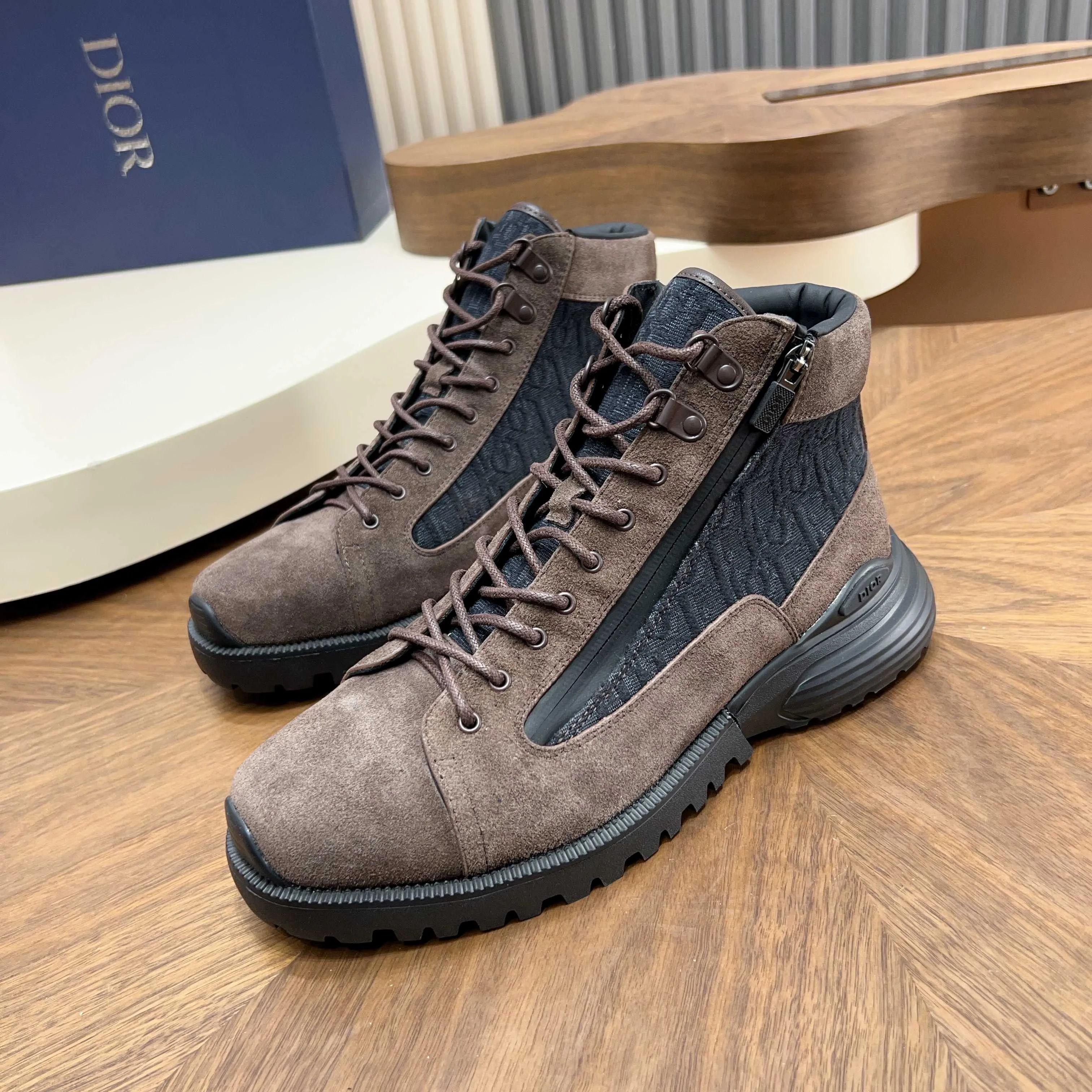 💰860 Dio* - Dior's autumn and winter luxury men's mid-top short boots, purely handmade, both inside and outside are imported first-layer cowhide, high-end quality and exquisite craftsmanship. Original TPU combination outsole. Wear a noble gentleman's taste. The best last type has been carefully debugged. 100% comfort. Size: 38-44 (38-45 can be customized)
